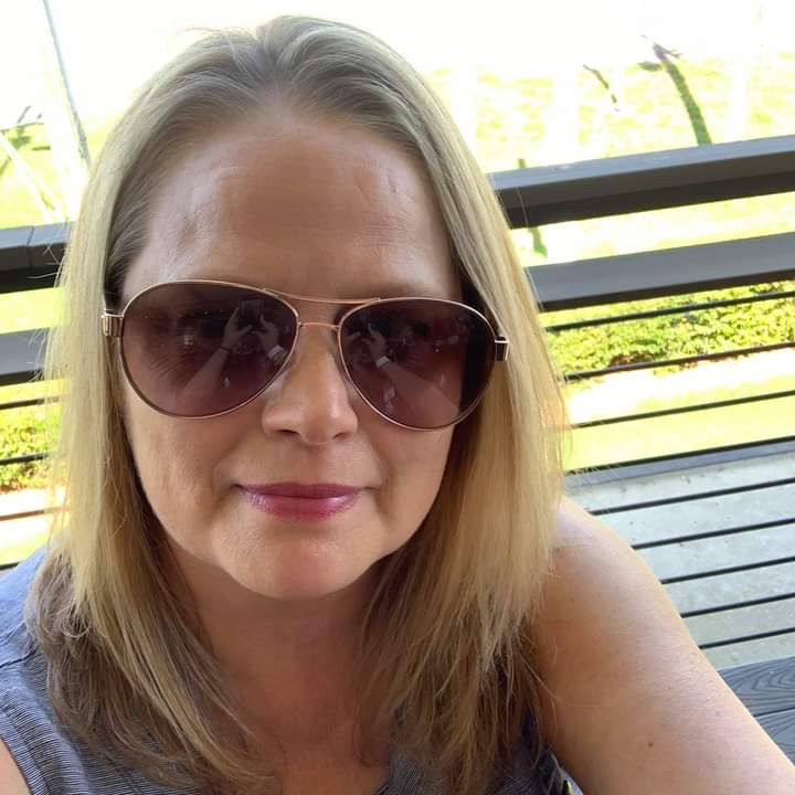 Amelia Carlos  pfp